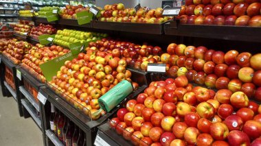 Montreal, QC, Kanada - 1 Ağustos 2025: Çeşitli gıda ürünleriyle dolu raflarla dolu bir markette geniş ve parlak bir koridor aşağı doğru bir manzara.