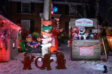 Toronto, ON, Kanada - 4 Aralık 2025: Noel ışıklarıyla dekore edilmiş bir ev.