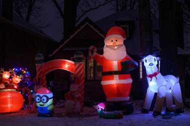 Toronto, ON, Kanada - 4 Aralık 2025: Noel ışıklarıyla dekore edilmiş bir ev.