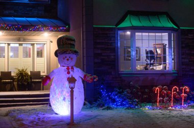 Toronto, ON, Kanada - 4 Aralık 2025: Noel ışıklarıyla dekore edilmiş bir ev.