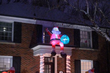 Toronto, ON, Kanada - 4 Aralık 2025: Noel ışıklarıyla dekore edilmiş bir ev.