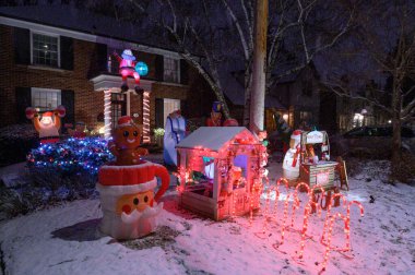 Toronto, ON, Kanada - 4 Aralık 2025: Noel ışıklarıyla dekore edilmiş bir ev.