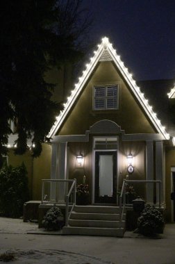 Toronto, ON, Kanada - 4 Aralık 2025: Noel ışıklarıyla dekore edilmiş bir ev.