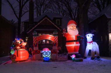 Toronto, ON, Kanada - 4 Aralık 2025: Noel ışıklarıyla dekore edilmiş bir ev.