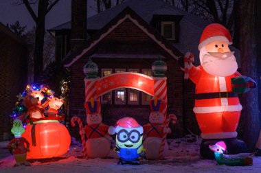 Toronto, ON, Kanada - 4 Aralık 2025: Noel ışıklarıyla dekore edilmiş bir ev.