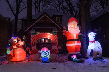 Toronto, ON, Kanada - 4 Aralık 2025: Noel ışıklarıyla dekore edilmiş bir ev.