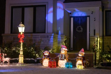 Toronto, ON, Kanada - 4 Aralık 2025: Noel ışıklarıyla dekore edilmiş bir ev.