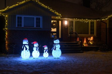 Toronto, ON, Kanada - 4 Aralık 2025: Noel ışıklarıyla dekore edilmiş bir ev.