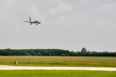 İstanbul, Türkiye - 9 Ağustos 2008: İniş takımlı Lufthansa yolcu uçağı, iniş pistine doğru iniyor.