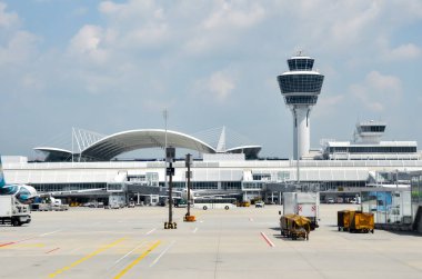 İstanbul, Türkiye - 9 Ağustos 2008: Münih Havaalanı, hava trafik kontrol kulesi ve mavi gökyüzü altındaki modern terminal binası ile yoğun asfalt havalimanı
