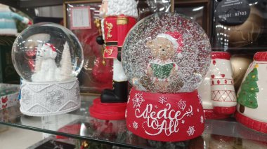 Toronto, ON, Kanada - 26 Kasım 2025: Kara Cuma alışveriş sezonunda büyük bir perakende mağazasının koridorlarını tatil süslemeleri ve müşteriler doldurdu.