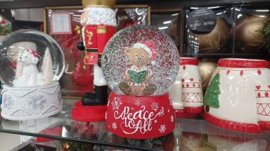 Toronto, ON, Kanada - 26 Kasım 2025: Kara Cuma alışveriş sezonunda büyük bir perakende mağazasının koridorlarını tatil süslemeleri ve müşteriler doldurdu.