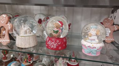 Toronto, ON, Kanada - 26 Kasım 2025: Kara Cuma alışveriş sezonunda büyük bir perakende mağazasının koridorlarını tatil süslemeleri ve müşteriler doldurdu.