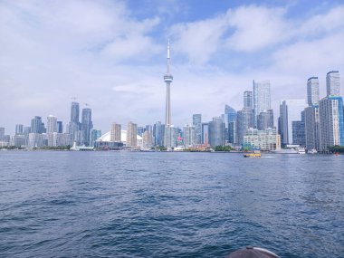 Toronto, ON, Kanada 8 Ağustos 2024: CN Kulesi ve Toronto silueti Ontario Gölü 'nden izlenen dramatik yaz bulutlarının altında duruyor..