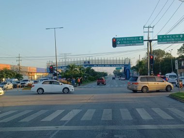 Puerto Morelos, Q.R., Meksika - 25 Eylül 2025: Yollarda yaya geçidi ve soluk bisiklet şeridi sembolünün yer aldığı yoğun bir kavşakta trafik durdu.