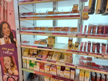 Toronto, ON, Kanada - 25 Eylül 2025: Çeşitli cilt bakım ürünleri ve kozmetik ürünleri, bir perakende alışveriş merkezinin uzun, parlak rafları. .