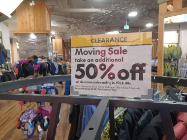 Toronto, ON, Kanada - 8 Haziran 2025: Bir perakende mağazasında% 50 indirim sunan giyim mağazasında belirgin bir şekilde sarı ve siyah 'Temiz Taşıma' tabelası sergileniyor