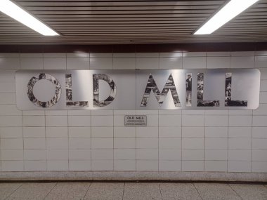 Toronto, ON, Kanada - 30 Kasım 2024: İçerideki Old Mill metro istasyonunda (Yeşil Hat) görüntüle
