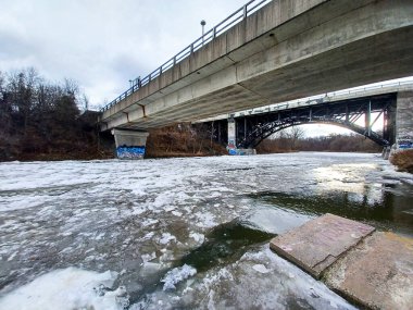 Kışın kıyıdan gelen buzla kaplı nehir manzarası