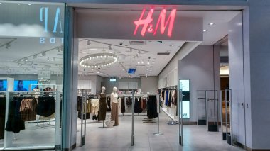 Toronto, ON, Kanada - 30 Ağustos 2025 Toronto 'daki H ve M şirketinin tabelasına bakın.