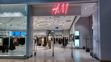 Toronto, ON, Kanada - 30 Ağustos 2025 Toronto 'daki H ve M şirketinin tabelasına bakın.