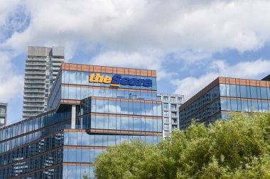 Toronto, ON, Kanada - 14 Eylül 2025: Büyük bir ofis binasının yanına Score Media and Gaming Inc. tabelası asıldı.