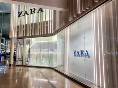 Toronto, ON, Kanada - 29 Nisan 2025: Toronto 'daki moda mağazası Zara tabelasına bakın.