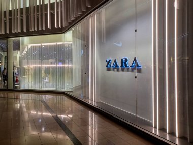 Toronto, ON, Kanada - 29 Nisan 2025: Toronto 'daki moda mağazası Zara tabelasına bakın.