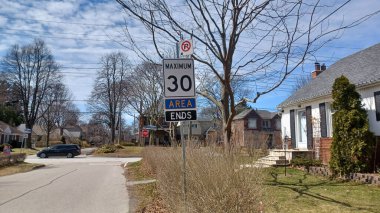 Toronto, ON, Kanada 30 Ağustos 2024: Toronto şehir merkezinde sokakta hız tabelası.