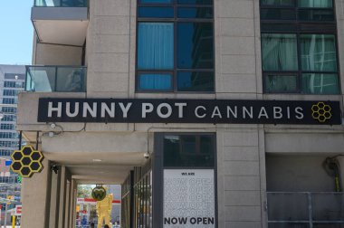 Toronto, ON, Kanada 17 Ağustos 2025: Canabis mağazasındaki açık hava manzarası..