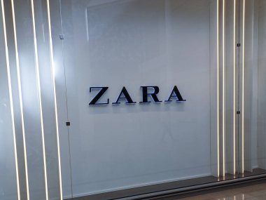 Toronto, ON, Kanada - 29 Nisan 2025: Toronto 'daki moda mağazası Zara tabelasına bakın.