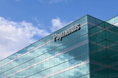 Botanik bahçesinde, parlak bir gökyüzü altında bahçecilik tasarımı sergilenen çeşitli güzel bitkiler ve doğal elementlerden oluşan bir koleksiyon yer alıyor..