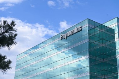 Botanik bahçesinde, parlak bir gökyüzü altında bahçecilik tasarımı sergilenen çeşitli güzel bitkiler ve doğal elementlerden oluşan bir koleksiyon yer alıyor..