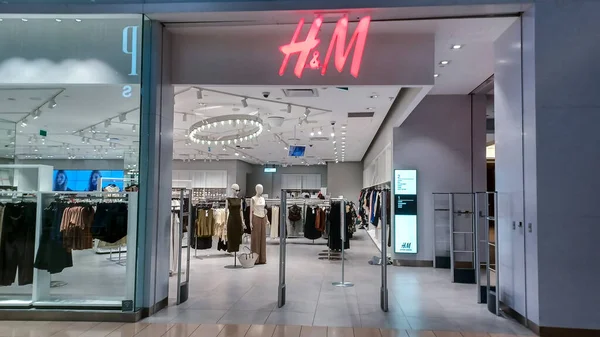 Toronto, ON, Kanada - 30 Ağustos 2025 Toronto 'daki H ve M şirketinin tabelasına bakın.