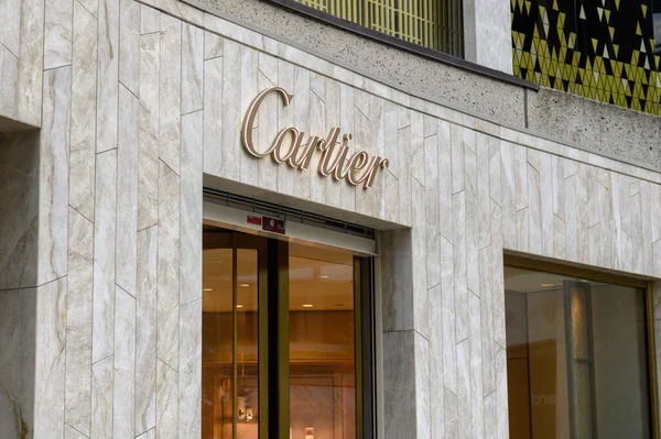 Toronto, ON, Kanada 1 Ağustos 2024: Toronto 'daki Cartier tabelasında açık hava manzarası..