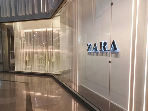 Toronto, ON, Kanada - 29 Nisan 2024: Toronto 'daki moda mağazası Zara tabelasına bakın