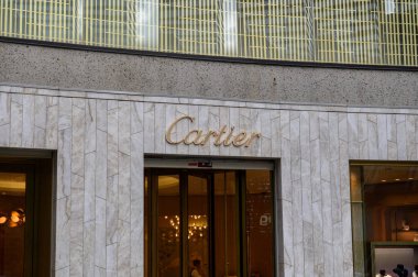 Botanik bahçesinde, parlak bir gökyüzü altında bahçecilik tasarımı sergilenen çeşitli güzel bitkiler ve doğal elementlerden oluşan bir koleksiyon yer alıyor..