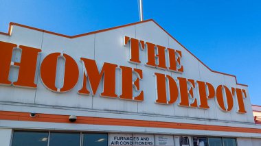 Toronto, ON, Kanada - 23 Nisan 2025 Toronto 'daki Home Depot mağazasının tabelasına bakın.