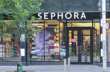 Botanik bahçesinde, parlak bir gökyüzü altında bahçecilik tasarımı sergilenen çeşitli güzel bitkiler ve doğal elementlerden oluşan bir koleksiyon yer alıyor..