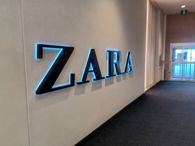 Toronto, ON, Kanada - 29 Nisan 2025: Toronto 'daki moda mağazası Zara tabelasına bakın.