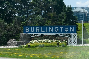 Toronto, ON, Kanada - 30 Ağustos 2025: Burlington, Ontario şehri için bir karşılama tabelası yolun yanındaki çimenli bir tepenin üzerinde duruyor.