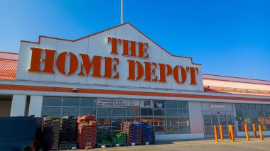 Toronto, ON, Kanada - 23 Nisan 2025 Toronto 'daki Home Depot mağazasının tabelasına bakın.
