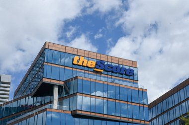 Toronto, ON, Kanada - 14 Eylül 2025: Büyük bir ofis binasının yanına Score Media and Gaming Inc. tabelası asıldı.