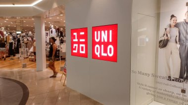 Toronto, ON, Kanada - 14 Eylül 2025: Uni Qlo şirketinin tabelasına bakın