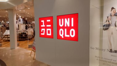 Toronto, ON, Kanada - 14 Eylül 2025: Uni Qlo şirketinin tabelasına bakın