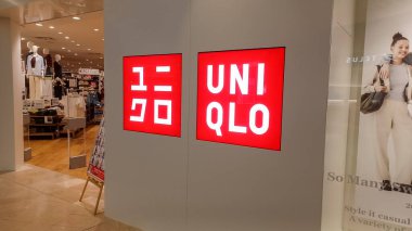 Toronto, ON, Kanada - 14 Eylül 2025: Uni Qlo şirketinin tabelasına bakın