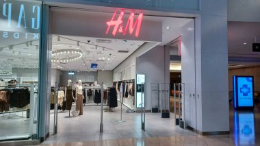 Toronto, ON, Kanada - 30 Ağustos 2025 Toronto 'daki H ve M şirketinin tabelasına bakın.