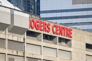 Toronto, ON, Kanada 3 Ağustos 2024: Rogers Centre Toronto, Ontario, Kanada 'da bulunan çok amaçlı geri çekilebilir bir çatı stadyumudur...