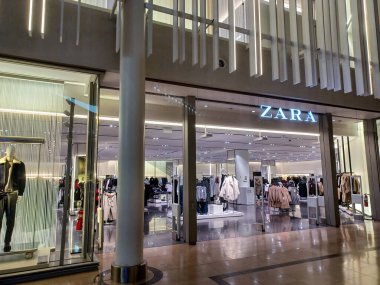 Toronto, ON, Kanada - 29 Nisan 2025: Toronto 'daki moda mağazası Zara tabelasına bakın.