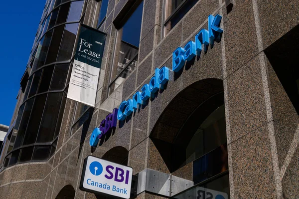 Toronto, ON, Kanada - 19 Eylül 2025: Finans bölgesindeki bir binanın dışındaki SBI Kanada Bankası şubesinin isim ve logosunu gösteren yakın çekim.